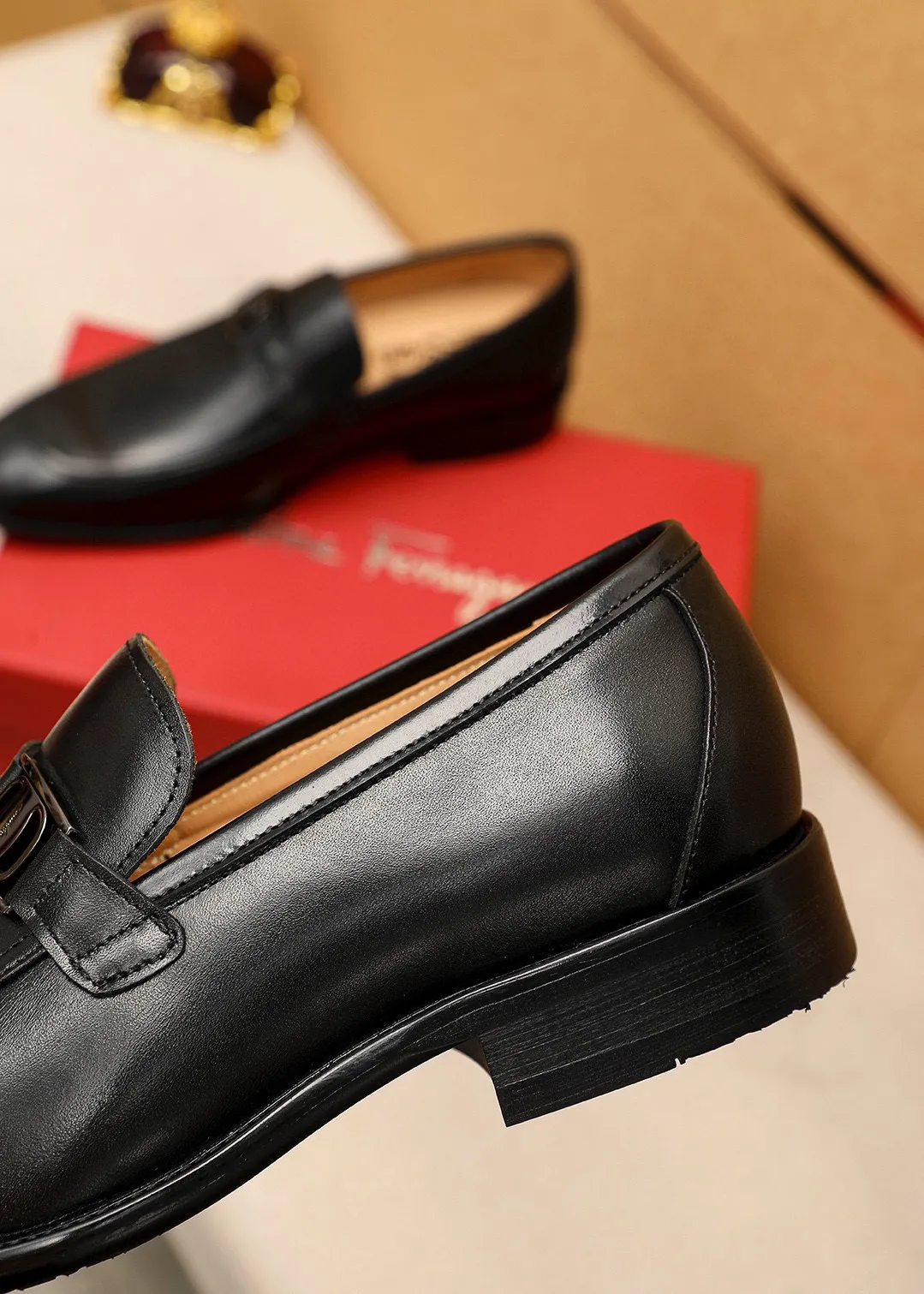 Men's shoes💰480💰 Product trademark: Ferragamo "Ferragamo" casual leather shoes Regular size: 38-44 (custom-made for 45🉑️) Product materials: Selected imported first-layer calfskin upper + original hardware buckle, imported water-dyed cowhide leather lining. Strong three-dimensional visual effect, combined outsole Color: 1⃣️color optional
